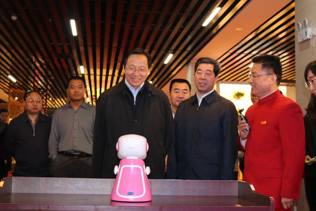 农业部长韩长赋与6686体育入口智能机器人“红红”互动_副本.jpg